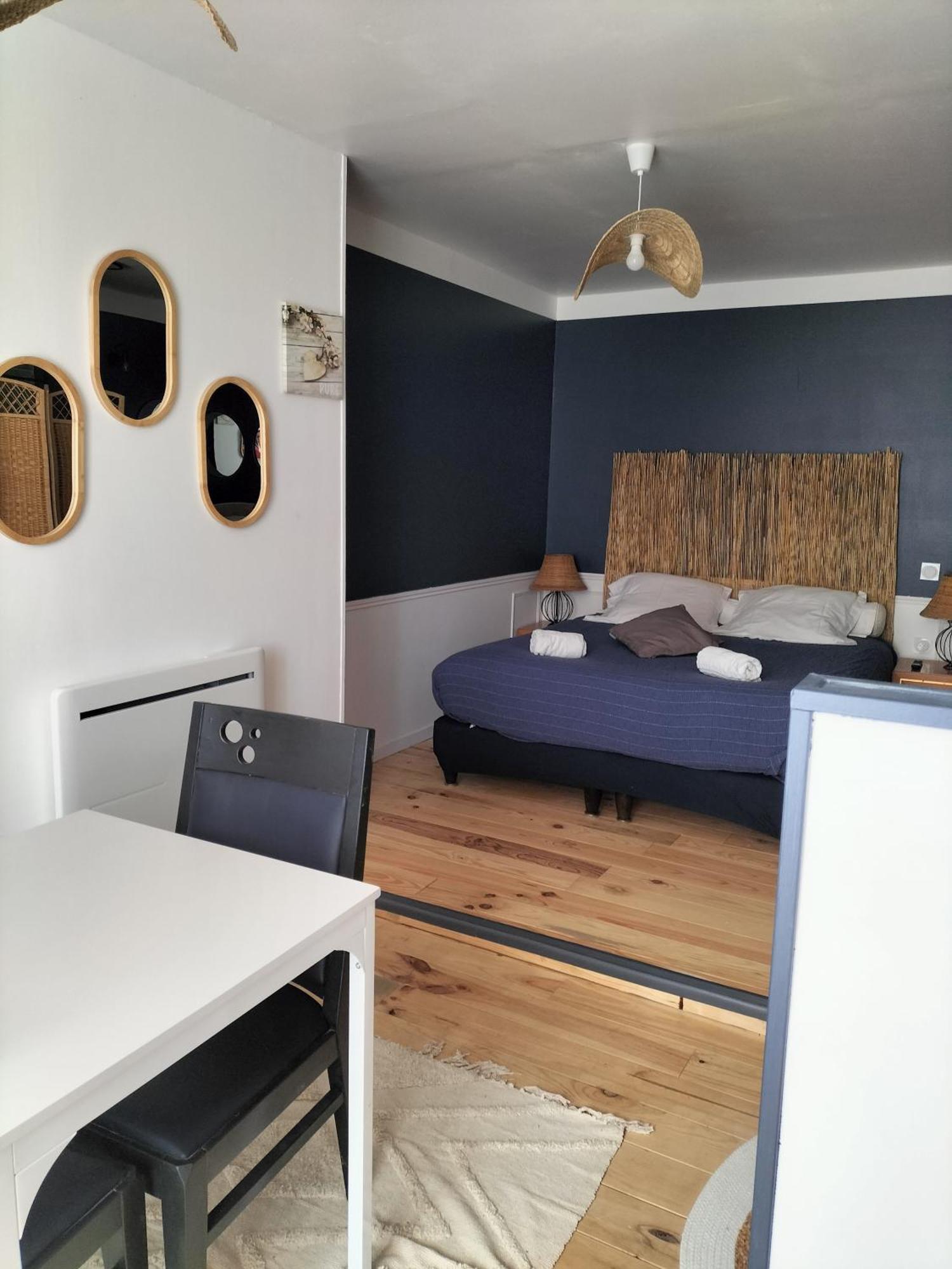 Les 2 Tours Hotel Chenay  Exterior foto